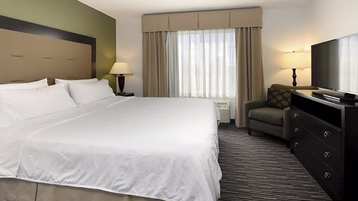 Holiday Inn Express and Suites Chicago Deerfield/Linconshire