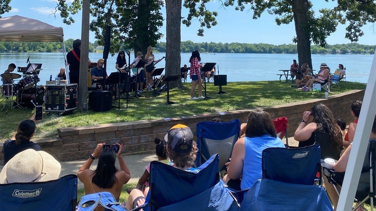 El Mercadito Farmers Market and Summer Performance Series in Round Lake Beach