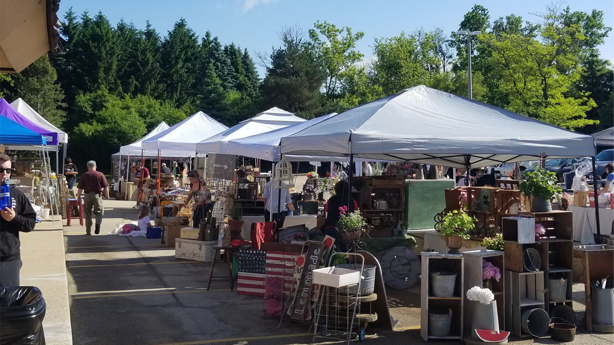 Reclaimed Artisans Outdoor Market in Libertyville